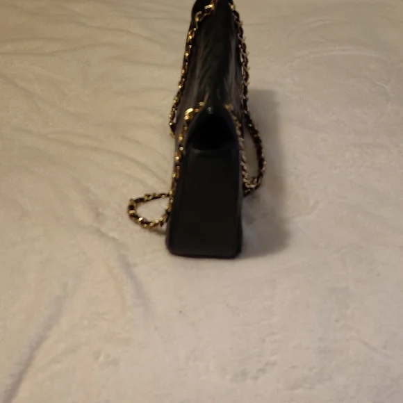 Attention Black Quilted Shoulder Bag with Gold Chain - Picture 2 of 4
